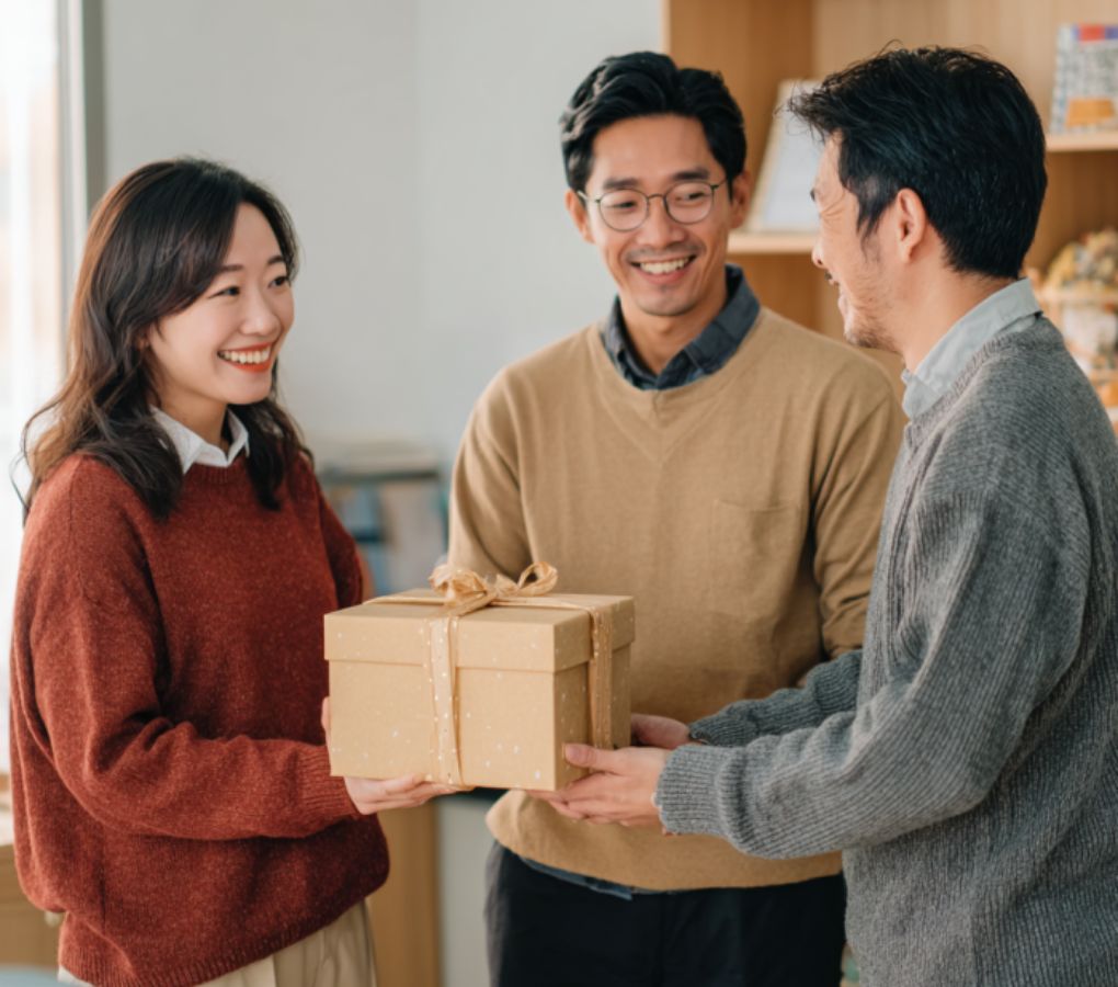 25 Best Farewell Gifts to Appreciate Your Colleagues in Singapore